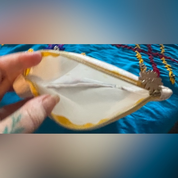 Cheerful yellow Daisy Ipsy cosmetic bag. Apx 5 x 7”. Excellent condition - Picture 5 of 5